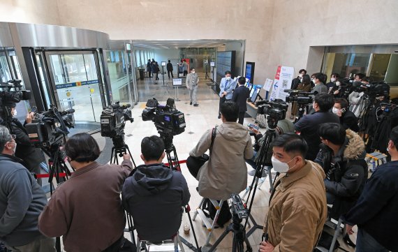 이건희 삼성그룹 회장이 별세한 25일 서울 강남구 삼성서울병원 장례식장에서 취재진들이 대기하고 있다.사진=서동일 기자