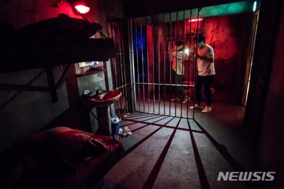 [서울=뉴시스]롯데월드 어드벤처 '할로윈 위크'의 '좀비 프리즌'