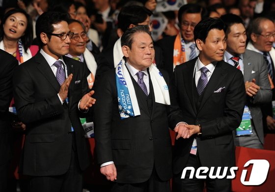 지난 2011년 7월 남아공 더반에서 2018년 평창 동계올림픽 유치가 발표되는 순간 이건희 IOC 위원(가운데)이 기쁨의 눈물을 보이고 있다. / 사진=뉴스1