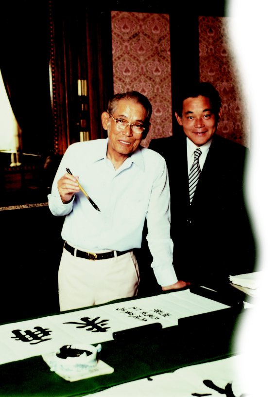 호암과 함께이건희 삼성 회장(오른쪽)이 지난 1980년 삼성그룹 본관에서 부친인 이병철 창업주와 함께 단란한 한때를 보내고 있는 모습. 삼성전자 제공
