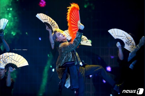 1일 열린 '2018 멜론 뮤직어워드'에서 방탄소년단 지민이 전북 전주 한복업체인 '리슬'의 황이슬 대표가 만든 한복을 입고 부채춤을 추고 있다.(출처 트위터 @mighty_jimin)2018.12.1/뉴스1 © News1 임충식 기자