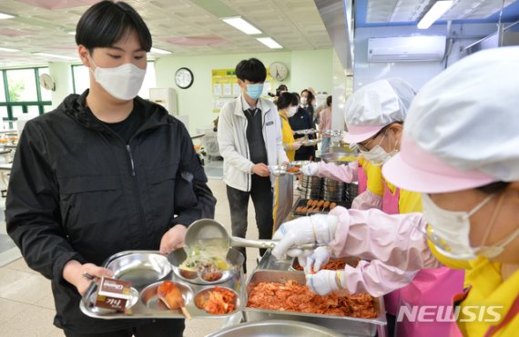 점심 배식받는 울산 함월고 학생들(기사 내용과는 무관)