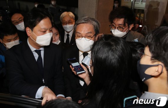 노영민 대통령 비서실장이 25일 오후 서울 강남구 삼성서울병원에 마련된 고(故) 이건희 삼성그룹 회장의 빈소 조문을 마치고 나서고 있다. 2020.10.25/뉴스1 © News1 임세영 기자