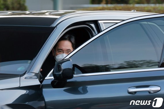 이재용 삼성전자 부회장이 25일 오후 故 이건희 삼성그룹 회장 빈소가 마련된 서울 삼성병원 장례식장에 도착하고 있다. 2020.10.25/뉴스1 © News1 황기선 기자