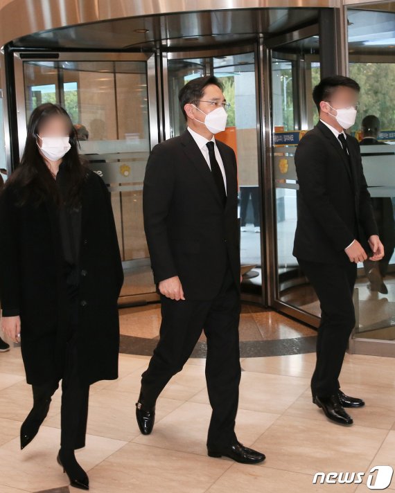 이재용 삼성전자 부회장과 딸 이원주양(이 부회장 사진 좌측), 아들 이지호씨(이 부회장 우측)가 지난 25일 서울 강남구 삼성서울병원 장례식장에 마련된 故 이건희 삼성그룹 회장의 빈소로 이동하고 있다. 2020.10.25/뉴스1 © News1 황기선 기자