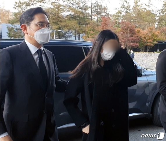 이건희 삼성그룹 회장이 별세한 25일, 서울 강남구 삼성서울병원 장례식장에 이재용 삼성전자 부회장이 딸 이원주양과 함께 들어서고 있다. 2020.10.25/뉴스1 © News1 황덕현 기자