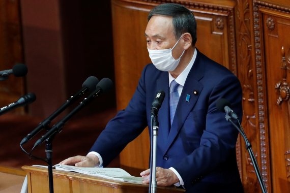 지난 달 26일 일본 국회에서 취임 후 첫 소신표명 연설을 하고 있는 스가 요시히데 일본 총리. 로이터 뉴스1
