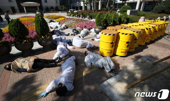 탈핵울산시민공동행동, 부산에너지정의행동 등 구성원들이 26일 울산시청 앞에서 기자회견을 열고 핵폐기물의 위험성과 부실, 졸속 공론화 문제를 알리기 위해 '대한민국 방방곡곡 가져가라 핵페기물' 퍼포먼스를 펼치고 있다. 2020.10.26/뉴스1 © News1 윤일지 기자