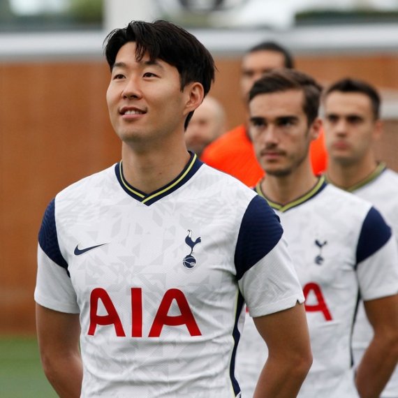 [서울=뉴시스] 손흥민(28·토트넘)이 2020~2021시즌 구단 단체 촬영에 임하고 있다. (캡처=토트넘 소셜미디어)