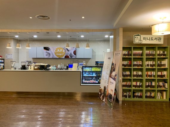 대구백화점 본사에 설치된 직원카페와 미니도서관 대구백화점 제공