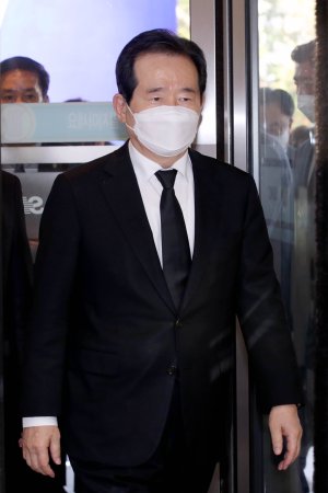 정세균 국무총리가 조문을 마친 뒤 장례식장을 나서고 있다. 사진공동취재단