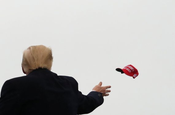 도널드 트럼프 미국 대통령이 26일(현지시간) 펜실베이니아주 앨런타운 선거 유세 도중 군중을 향해 모자를 던지고 있다. 사진=로이터뉴스1