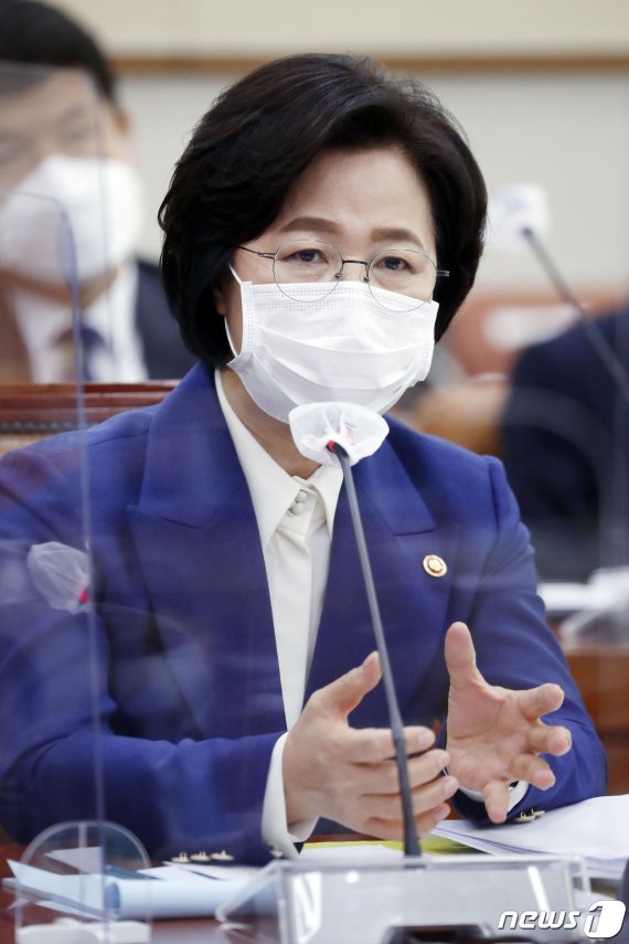 추미애 법무부 장관이 26일 오전 서울 여의도 국회에서 열린 법제사법위원회의 법무부, 대법원 등에 대한 국정감사에서 의원 질의에 답변하고 있다. 2020.10.26/뉴스1 © News1 박세연 기자 /사진=뉴스1