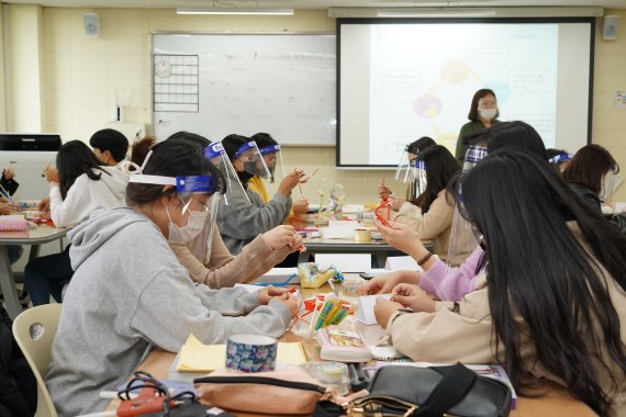 지난 26일 울산과학대 유아교육과 학생들이 유아과학교육 실습 강의에 참여하고 있다. 이날 학생들은 플립러닝 방식을 통해 원격수업으로 이론수업을 마친 상태에서 강의에 참석했다.