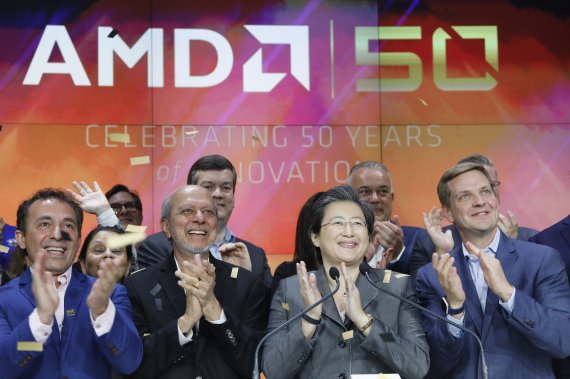 리사 수(앞줄 오른쪽 2번째) AMD 최고경영자(CEO)가 지난해 5월 1일(현지시간) 미국 뉴욕 나스닥거래소에서 상장 50주년을 기념하는 행사에 참석해 박수를 치고 있다. 사진=AP뉴시스