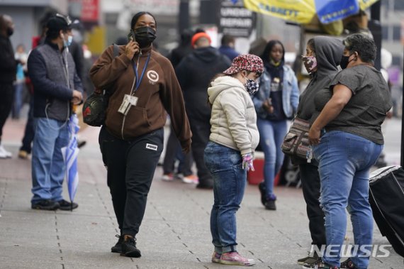 지난 10월 25일 미 뉴저지주 뉴어크 시내에서 대부분의 보행자들이 신종 코로나바이러스 감염증(코로나19) 확산 예방을 위해 마스크를 착용한 채 거리를 걷고 있다. 사진=뉴시스·AP.