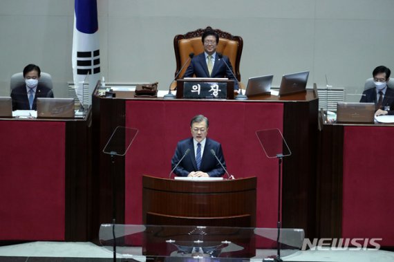 [속보]文대통령 "감염병예방법, 유통산업발전법, 소상공인보호법, 고용보험법 매듭짓자"