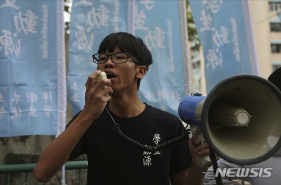 [홍콩=AP/뉴시스]홍콩 학생단체 지도자 토니 청(鍾翰林)이 지난 2017년 11월24일 홍콩에서 시위 도중 구호를 외치고 있다. 홍콩의 독립을 옹호하는 '학생동원'(Studentlocalism)의 지도자였던 토니 청은 27일 홍콩주재 미 영사관 인근에서 다른 2명의 학생동원 회원과 함께 체포됐다. 경찰은 이들이 홍콩 독립을 선동하는 게시물을 소셜미디어에 올린 혐의로 새 홍콩보안법에 따라 체포됐다고 말했다. 2020.10.28 /사진=뉴시스