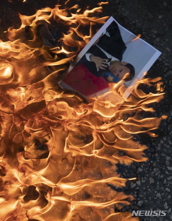 [라말라=AP/뉴시스]27일(현지시간) 팔레스타인 서안 도시 라말라에서 시위대가 이슬람 예언자 무함마드의 캐리커처 출판 반대 시위 도중 에마뉘엘 마크롱 프랑스 대통령의 사진을 불태우고 있다. 2020.10.28.