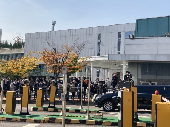 이건희 삼성 회장 장례 나흘째인 28일 오전 이 회장의 운구차가 화성 사업장 앞을 지나가고 있다. 사진=김경민 기자