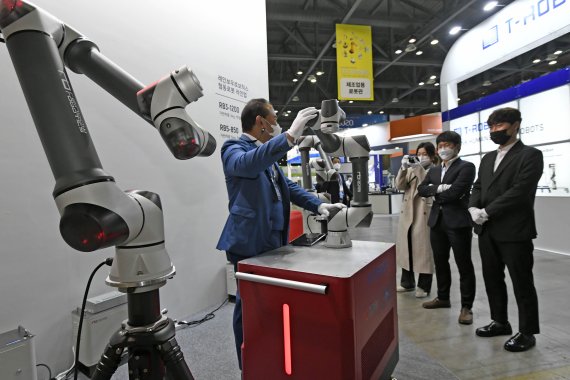 언택트 시대 로봇활용 방향 제시와 국내 로봇기업 비즈니스 활성화를 위한 '2020 로보월드'가 28일 일산 킨텍스에서 열린 가운데 참석자들이 로봇을 살펴보고 있다. 사진=박범준 기자