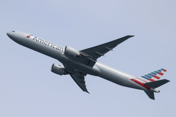아메리칸 항공 소속 보잉 777여객기가 지난달 28일(현지시간) 호주 시드니 공항을 이륙하고 있다. 아메리칸은 10일 대규모 자본조달 계획을 발표했다. 사진=로이터뉴스1