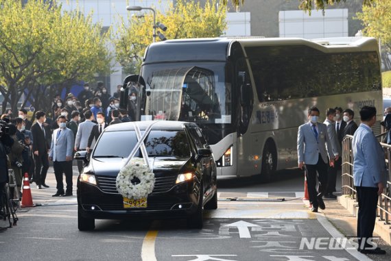 고 이건희 삼성그룹 회장 발인이 엄수된 28일 오전 운구차량이 서울 강남구 삼성서울병원 장례식장을 빠져나가고 있다.