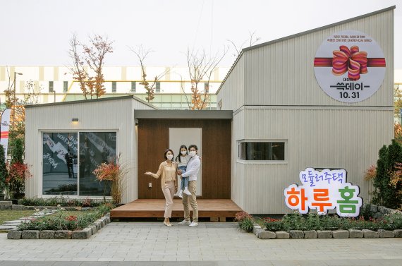 신세계프라퍼티는 10월 31일 신세계그룹 '대한민국 쓱데이'를 맞아 역대급 전시, 체험 행사를 진행한다. 오는 11월 1일까지 스타필드 하남에서는 경비행기, 캠핑카 등을 전시 및 판매하는 모빌리티쇼를 진행하며, 스타필드 고양에서는 이동형 별장, 캠핑카 등 아웃도어 체험 콘텐츠를 전시∙판매한다.