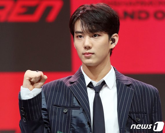 보이그룹 P1Harmony(피원하모니)의 인탁이 28일 오후 서울 송파구 올림픽공원 내 올림픽홀에서 열린 첫 번째 미니 앨범 ‘DISHARMONY : STAND OUT’ 발매 기념 쇼케이스에서 포즈를 취하고 있다. 2020.10.28/뉴스1 © News1 김진환 기자