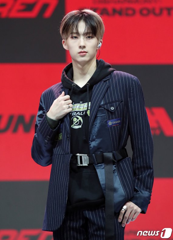 보이그룹 P1Harmony(피원하모니)의 지웅이 28일 오후 서울 송파구 올림픽공원 내 올림픽홀에서 열린 첫 번째 미니 앨범 ‘DISHARMONY : STAND OUT’ 발매 기념 쇼케이스에서 포즈를 취하고 있다. 2020.10.28/뉴스1 © News1 김진환 기자
