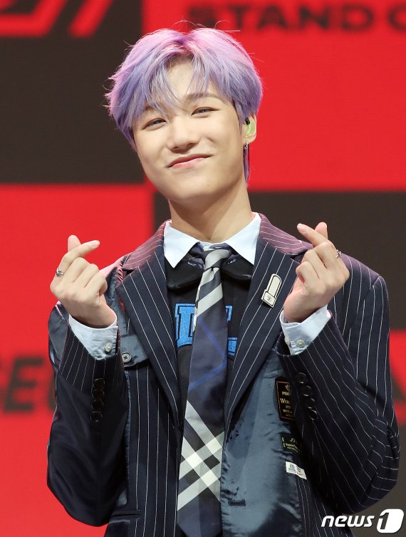 보이그룹 P1Harmony(피원하모니)의 종섭이 28일 오후 서울 송파구 올림픽공원 내 올림픽홀에서 열린 첫 번째 미니 앨범 ‘DISHARMONY : STAND OUT’ 발매 기념 쇼케이스에서 포즈를 취하고 있다. 2020.10.28/뉴스1 © News1 김진환 기자