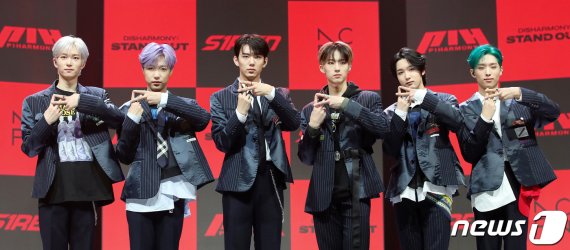 보이그룹 P1Harmony(피원하모니) 테오(왼쪽부터), 종섭, 인탁, 지웅, 소울, 기호가 28일 오후 서울 송파구 올림픽공원 내 올림픽홀에서 열린 첫 번째 미니 앨범 ‘DISHARMONY : STAND OUT’ 발매 기념 쇼케이스에서 포즈를 취하고 있다. 2020.10.28/뉴스1 © News1 김진환 기자