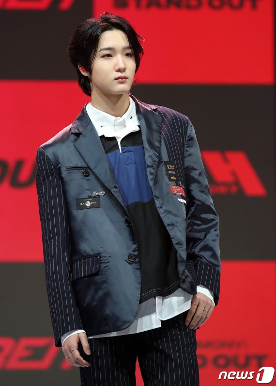 보이그룹 P1Harmony(피원하모니)의 소울이 28일 오후 서울 송파구 올림픽공원 내 올림픽홀에서 열린 첫 번째 미니 앨범 ‘DISHARMONY : STAND OUT’ 발매 기념 쇼케이스에서 포즈를 취하고 있다. 2020.10.28/뉴스1 © News1 김진환 기자