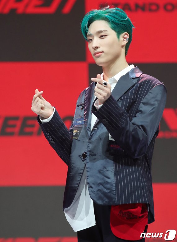 보이그룹 P1Harmony(피원하모니)의 기호가 28일 오후 서울 송파구 올림픽공원 내 올림픽홀에서 열린 첫 번째 미니 앨범 ‘DISHARMONY : STAND OUT’ 발매 기념 쇼케이스에서 포즈를 취하고 있다. 2020.10.28/뉴스1 © News1 김진환 기자