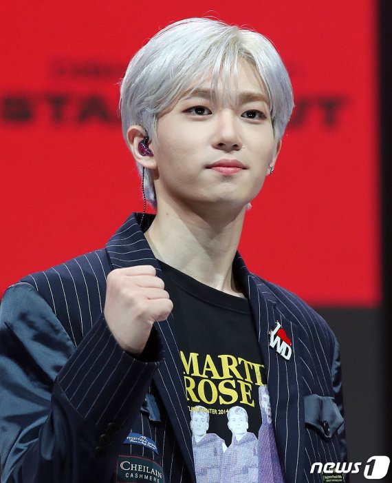 보이그룹 P1Harmony(피원하모니)의 테오가 28일 오후 서울 송파구 올림픽공원 내 올림픽홀에서 열린 첫 번째 미니 앨범 ‘DISHARMONY : STAND OUT’ 발매 기념 쇼케이스에서 포즈를 취하고 있다. 2020.10.28/뉴스1 © News1 김진환 기자