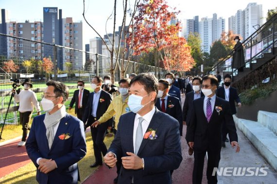 [서울=뉴시스] 서정협 서울시장 권한대행(맨 앞줄 오른쪽)이 28일 손기정 체육공원 재개장식 후 체육공원을 둘러보는 모습. (사진=서울시 제공) 2020.10.28. photo@newsis.com