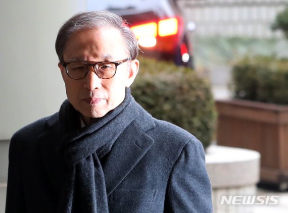 '다스 횡령·삼성 뇌물' 이명박 전 대통령 징역 17년 확정..재수감