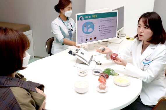 일산차병원 이미정 인공신장센터장(오른쪽)이 만성콩팥병 환자에게 저염식 식이요법에 대해 설명하고 있다.