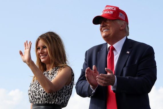 U.S. President Donald Trump applauds as first lady Melania Trump waves during his campaign rally outside Raymond James Stadium, in Tampa, Florida, U.S., October 29, 2020. REUTERS/Jonathan Ernst /REUTERS/뉴스1 /사진=뉴스1 외신화상