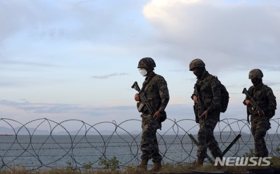 인천 옹진군 연평도에서 해병대 장병들이 경계근무를 하고 있다. /사진=뉴시스