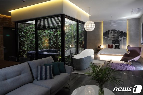 야외테라스에 자쿠지가 마련된 루오호텔 펜트하우스.© 뉴스1