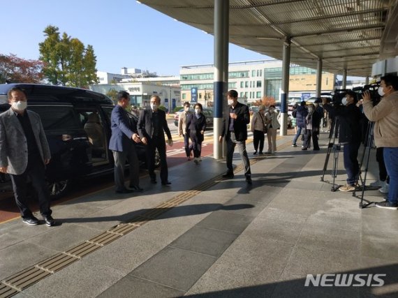 [서울=뉴시스] 최현호 기자 = 다스(DAS) 실소유 의혹으로 재판에 넘겨져 징역 17년을 확정받은 이명박(78) 전 대통령이 30일 진료를 받기 위해 서울대병원에 도착해 진료실로 향하고 있다. 2020.10.30 wrcmania@newsis.com