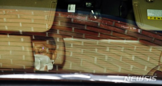 [서울=뉴시스] 박미소 기자 = 이명박 전 대통령이 병원 진료를 받기 위해 30일 오전 서울 강남구 자택을 나서고 있다. 2020.10.30. misocamera@newsis.com