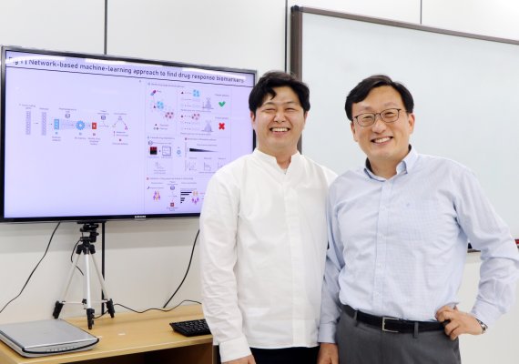 환자 맞춤형 항암제 효과를 예측하는 기계 학습 모델을 개발한 포항공과대 김상욱(오른쪽) 교수와 공정호 연구원. 포항공과대 제공