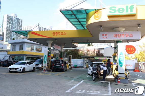 알뜰주유소의 석유유통질서 확립을 위한 한국석유공사의 공급가격 차등제 강화 홍보 캠페인 모습. © 뉴스1