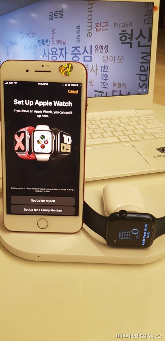 ‘벨킨3-in-1무선충전 도크’에 아이폰, 애플워치, 에어팟을 동시에 충전하기 위해 거치한 모습. 사진=김미희 기자