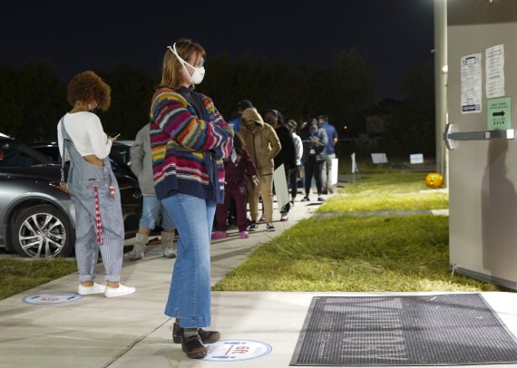 미국 텍사스주 휴스턴의 한 사전투표소에서 30일(현지시간) 유권자들이 사전투표를 하기 위해 길게 줄을 늘어서 있다. 사진=AP뉴시스