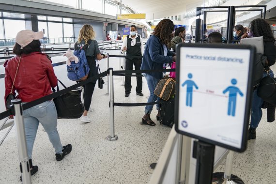미국 뉴욕의 존 F 케네디 국제공항에서 10월 20일(현지시간) 승객들이 체온 검사를 받고 있다. 사진=AP뉴시스