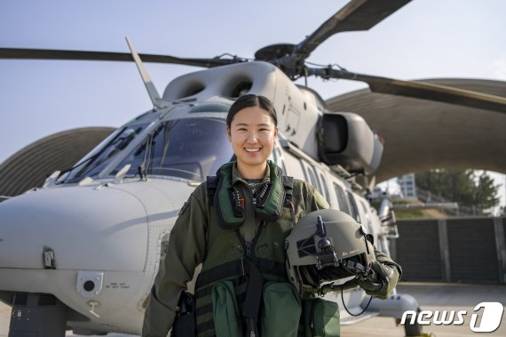 해병대 여군 최초로 헬기조종사로 임무를 수행하는_조상아 대위가 해병대1사단 제1항공대대 마린온 앞에서 기념사진을 찍고 있다.(해병대 사령부 제공)© 뉴스1 /사진=뉴스1