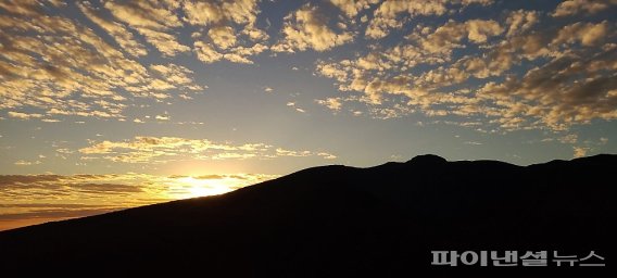 [fn포토] 11월 첫날, 한라산 일출과 오름·억새